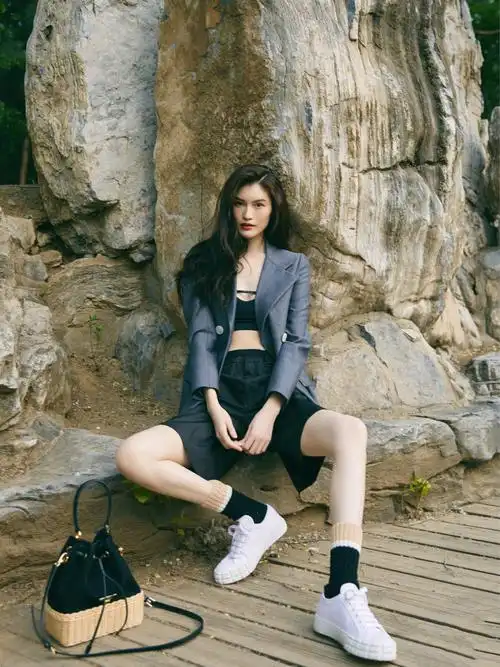 超模何穗春日街拍大片