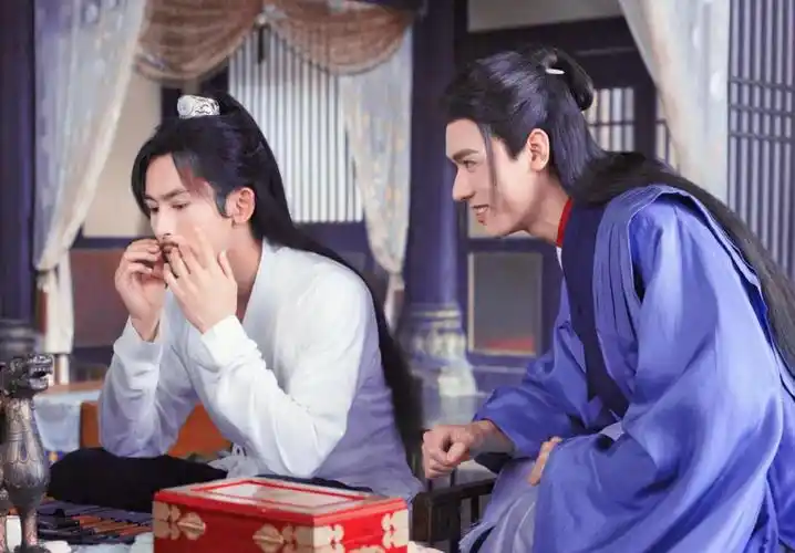 温客行兴致盎然地扇了扇周子舒的刘海,"阿絮,要不我们过去看看新娘