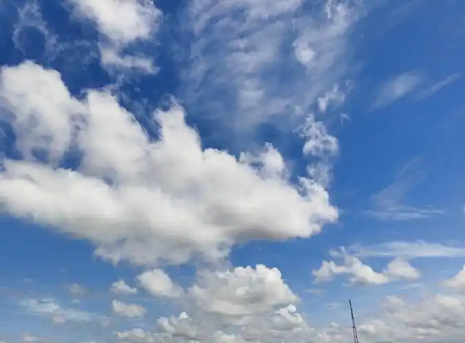 真实的拍摄不加任何修图生活的真实天空的奇幻