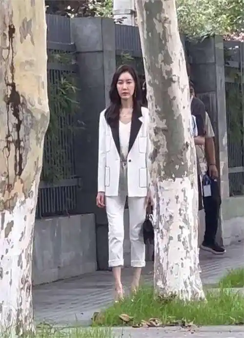 高露现身四川街头:脸垮肉松瘦骨嶙峋,"苹果肌"遭网友群嘲