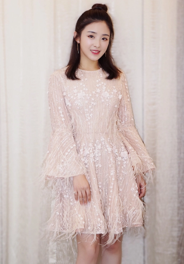 张含韵31岁拥有马甲线,穿薄纱裙登台,"女团身材"叫人看呆