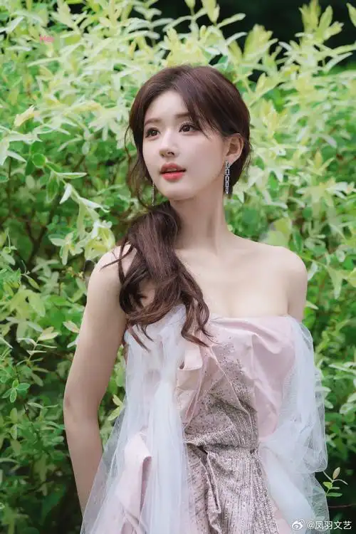 赵露思新品牌高定短裙##赵露思粉色花束抹胸裙