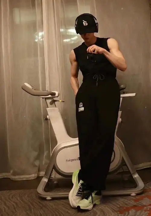 白敬亭 低胸内搭#白敬亭绝对是是内娱最会健身的男明星白敬亭超话|请