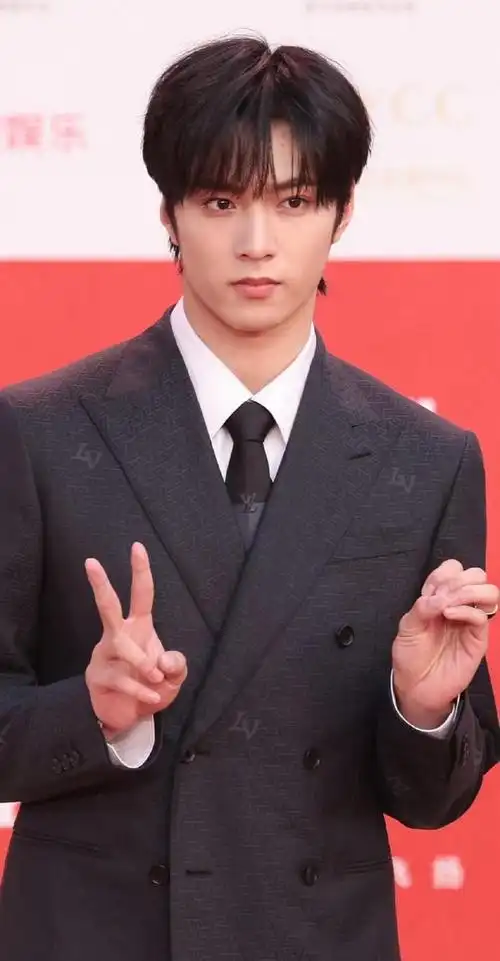 刘耀文不愧是有着小吴彦祖之称的男明星啊!