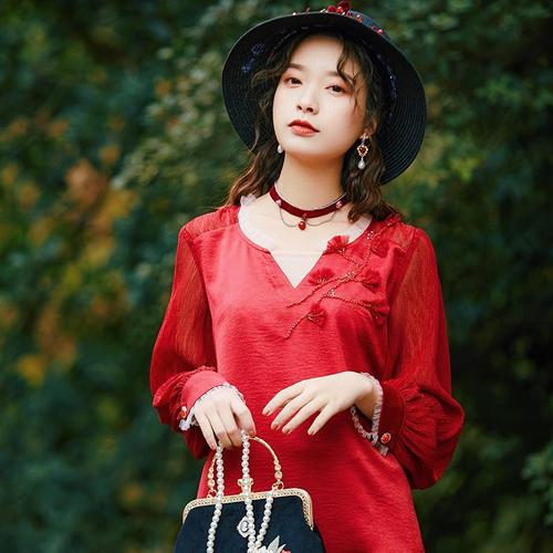 两人故事文艺复古民族风女装红色春秋款t恤假v领上衣女tx0656