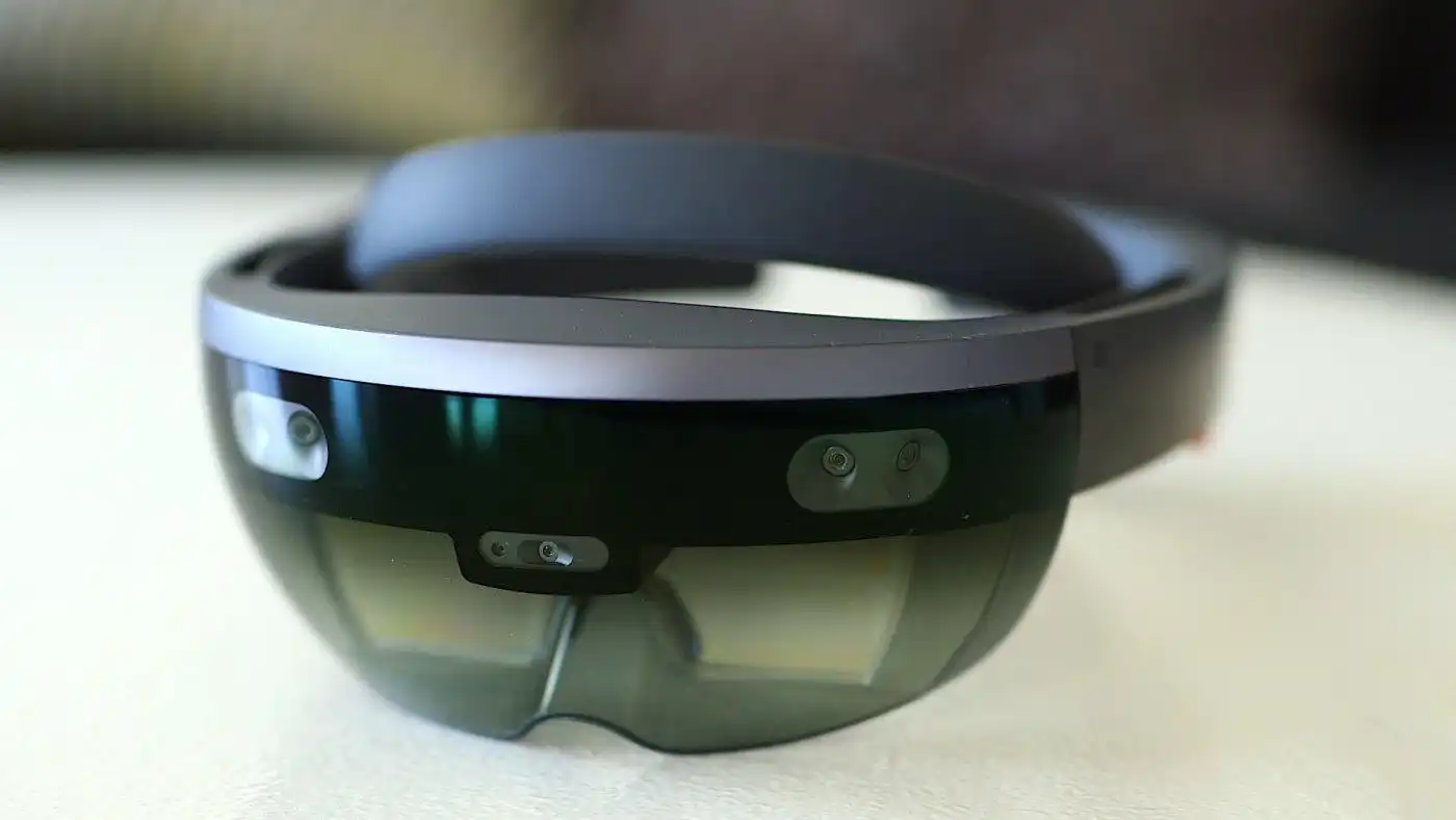 没有放弃?微软年底发布全息眼镜hololens 2