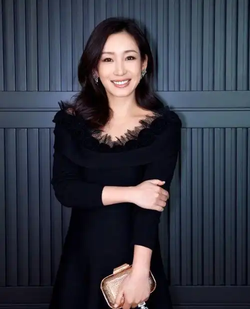 秦海璐现身变化太大,网友大呼认不出,越来越有味道,越老越好看