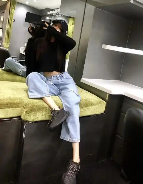 杨幂真会打扮姜黄色大衣内搭毛衣亮相大波浪卷发配长筒靴好美