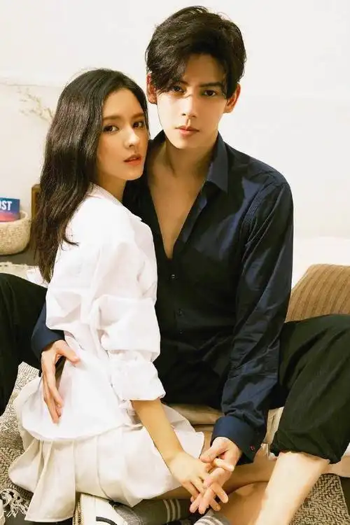 张予曦与男友机场大秀恩爱仿佛拍偶像剧这对高颜值情侣看傻路人