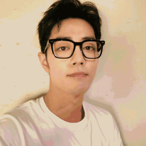 来看一些肖战自拍,是很爱比耶的帅哥!