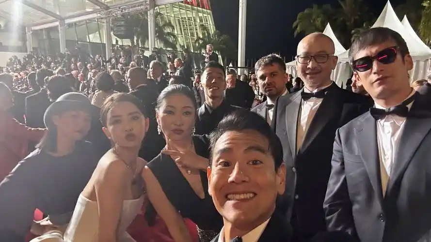 彭于晏晒戛纳众明星大合影,佟丽娅很豪放,古天乐脸僵,林峰老了