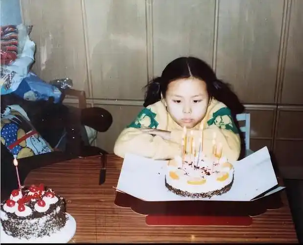 上世纪九十年代,彩色照相机普及到普通家庭,普通人实现了拍照自由.