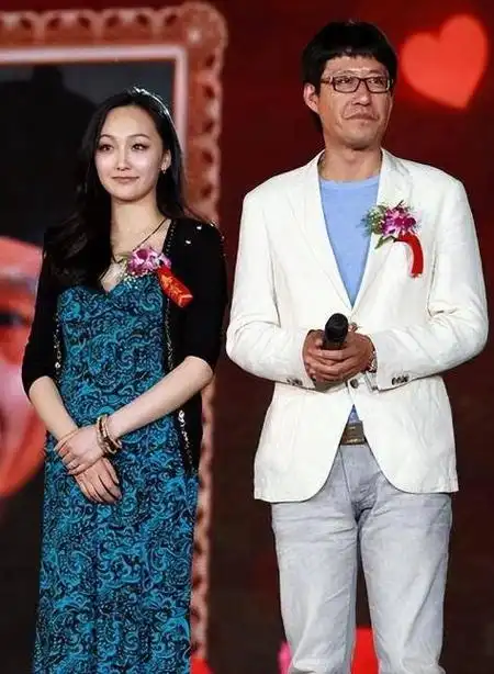 于震晒全家福!小13岁老婆貌美似少女,三儿女与父同脸共颜值!