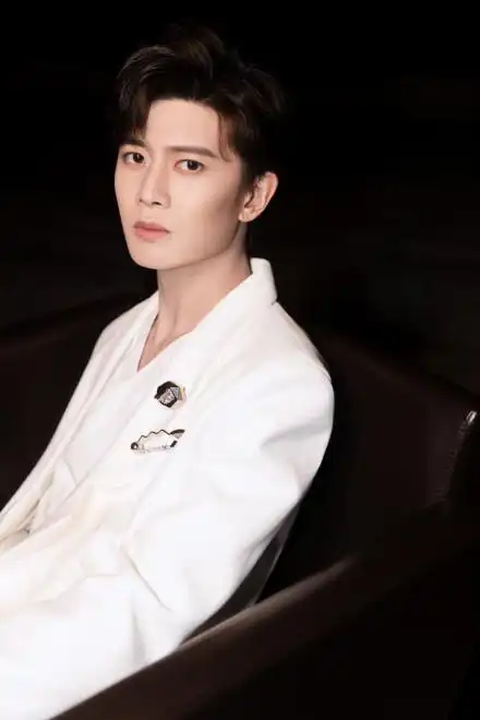 任嘉伦白色西装造型大片来啦根本看不够