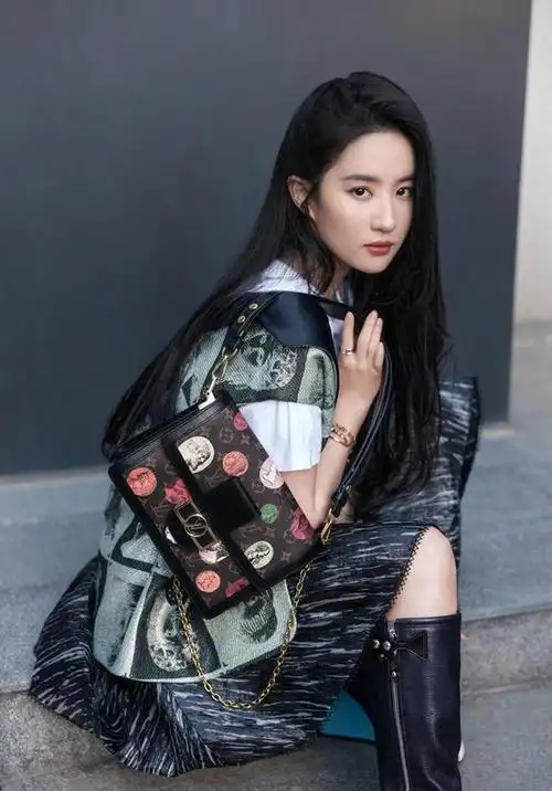 刘亦菲尺度这么大微肉感身材穿大v领连衣裙亮相真不怕走光