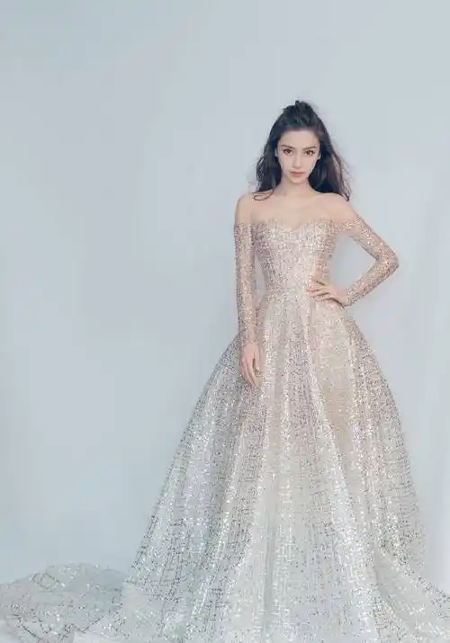 杨颖穿"星空裙"秀白嫩香肩,配波浪卷长发,魅力四射直击心底_活动_礼服