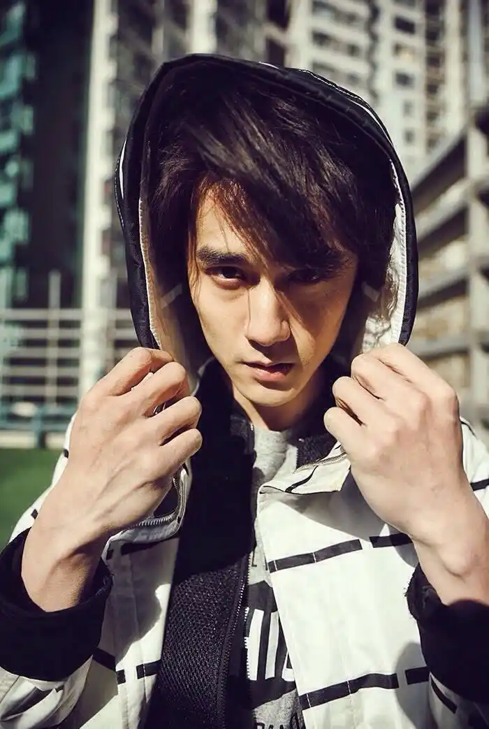 和很多刚出道的小明星相比,蒋劲夫的资源已经算不错的了