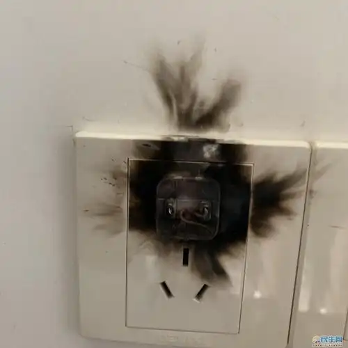 苹果充电器充电,突然就炸了!幸好没伤到