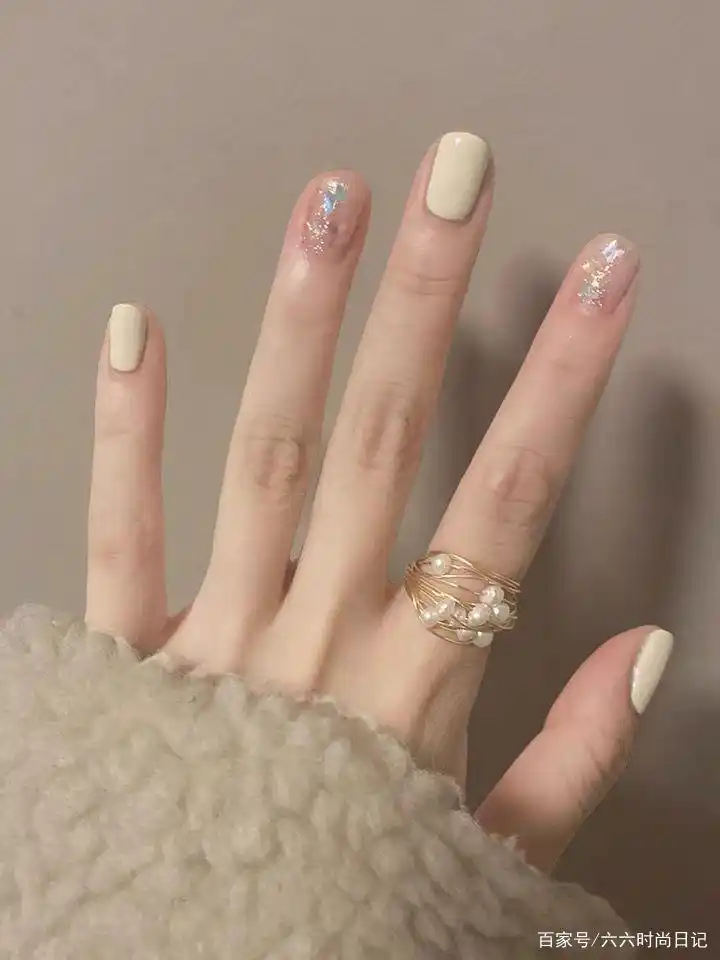秋天的第一款美甲快安排上!这5款都超显白大气,选它们就对了
