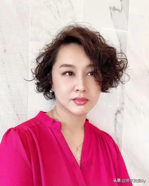 发型想要蓬松,最好的方式就是烫一烫,烫发可以轻松地做出蓬松的效果