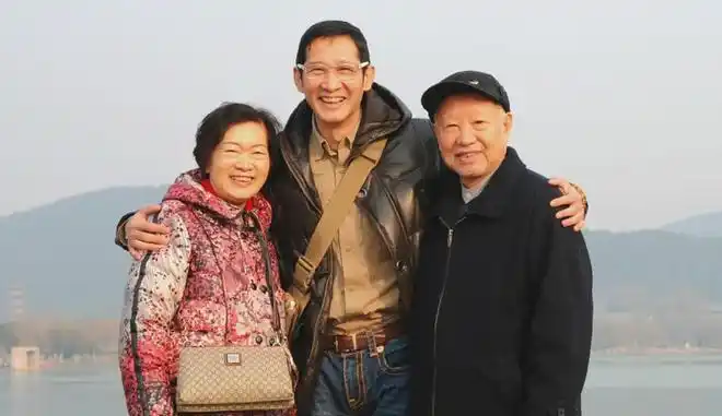 王劲松硬着头皮把复试的事告诉了父母.父子二人形成了尴尬的对峙.