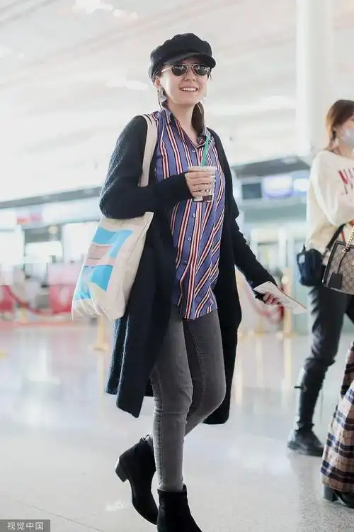 11月11日,热依扎现身机场.
