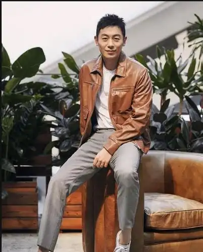 朱亚文身穿棕色皮夹克内搭白t出席看片会 笑容灿烂似阳光大男孩