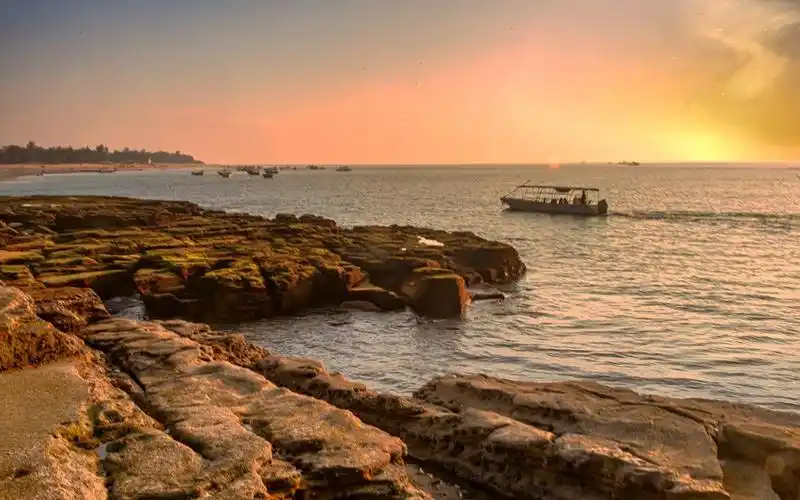 北海涠洲岛暮色下的石螺口海滩