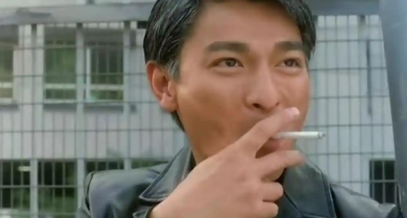 中的抽烟动作,刘德华就有一个非常经典的抽烟动作,刘德华穿着一件黑色