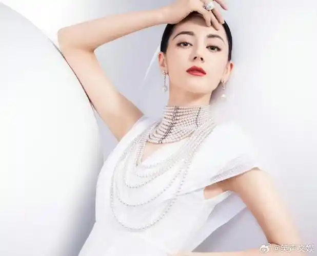 也就迪丽热巴脖子能戴了##迪丽热巴戴了17层珍珠项链