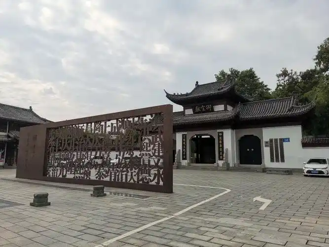 镇官窑遗址之上建起来的博物馆八十年代最初的遗址被发现位于景德镇