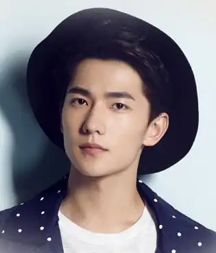 "照片中,杨洋双手背面红肿,手腕子上有许多伤痕,看了让