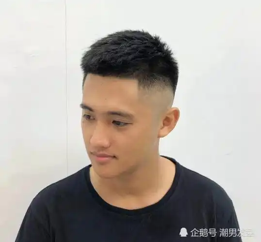 无刘海发型也是现在夏季比较时髦的一款男生清爽发型,特别说一下年轻