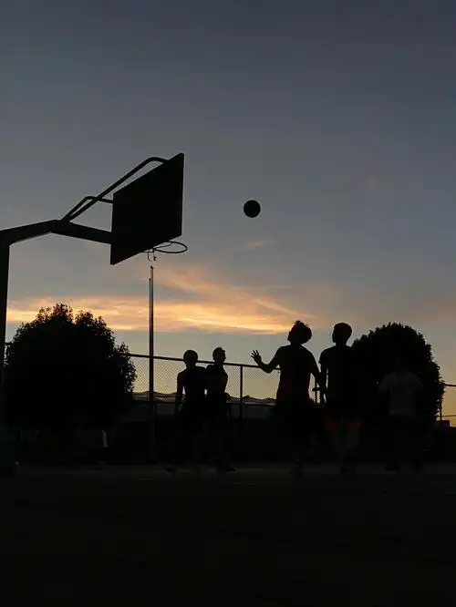 傍晚的篮球场