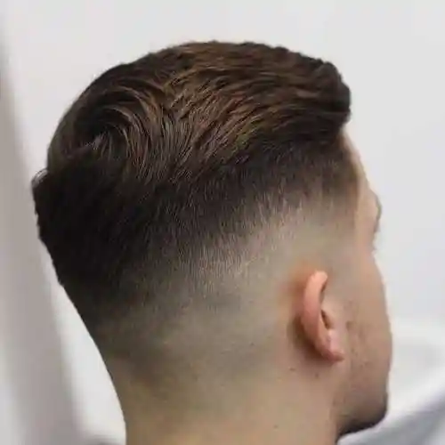 帅气又霸气的发型非背头莫属,周边推短,头顶整体向后梳,很好地展现出