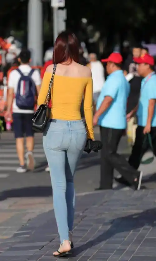 路人街拍浅蓝色牛仔裤搭配挂脖式背心看起来美美的