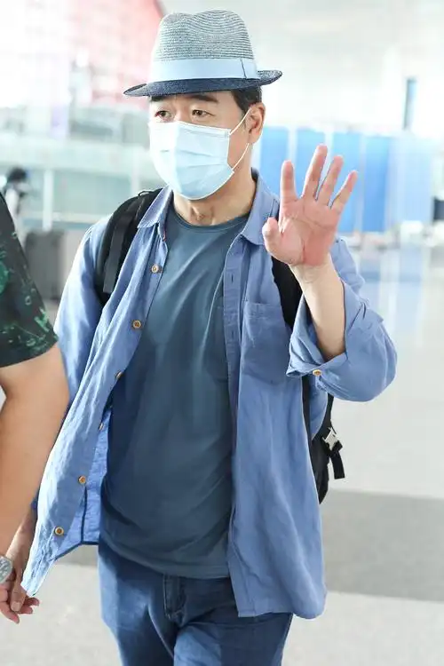 66岁张国立全身牛仔化身潮叔 对镜头挥手超亲切