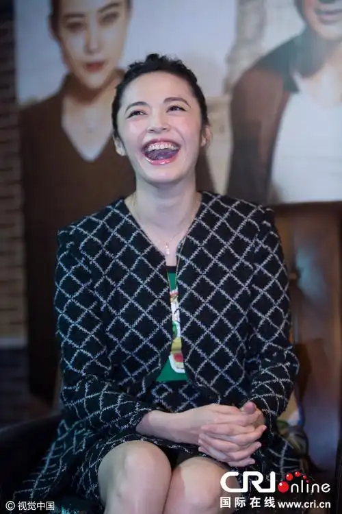 姚晨独撑杭州宣传身怀小红薯招牌大笑依旧