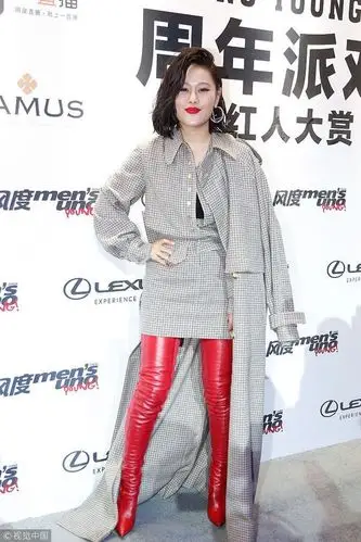 袁娅维千鸟格裙装高跟过膝靴 气场强大