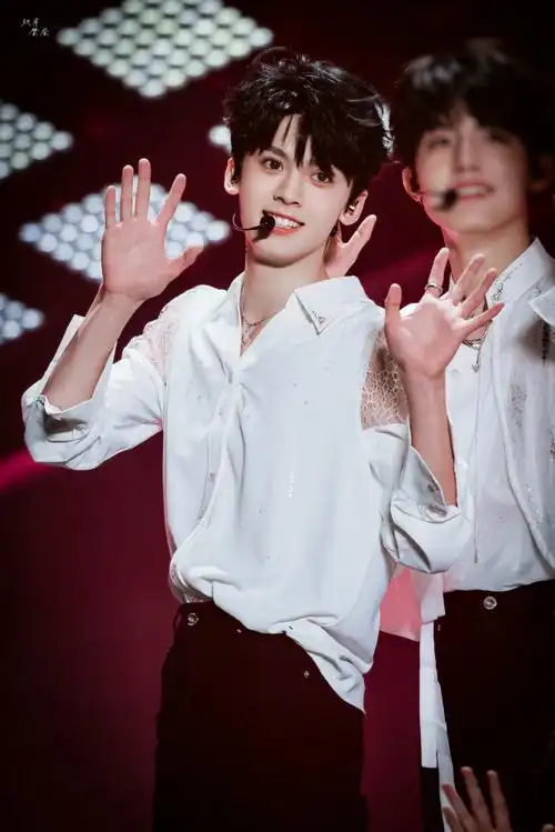 今日星拍放送##左航蓝色发带造型##左航新春音乐会舞台##左航发财歌