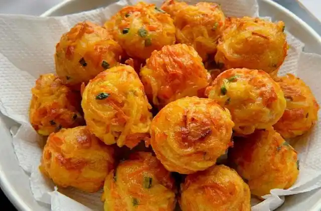 酥炸胡萝卜土豆丸子 酸菜鸡!