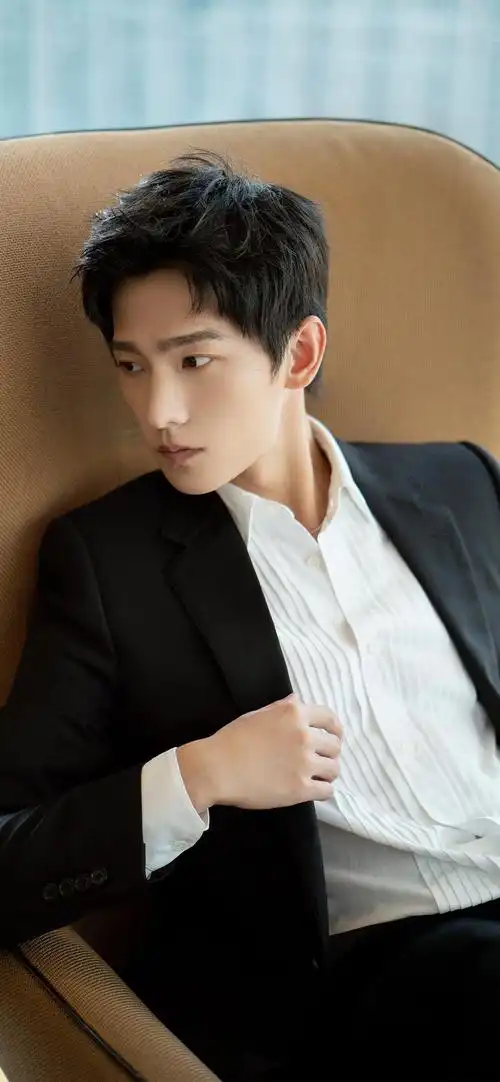 杨洋帅气西装写真抖音上很火的手机壁纸