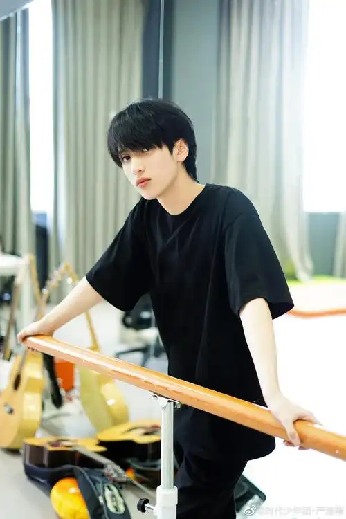 严浩翔晒练习室随拍照,教室乱没事,人帅就好了