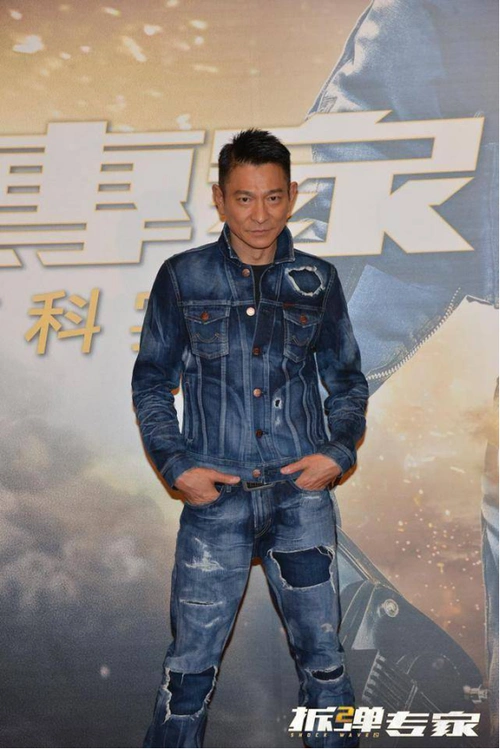 想当明星必须多穿牛仔裤细数刘德华穿过的牛仔裤