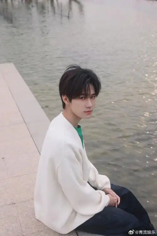 张真源水边拍立得##张真源白色针织毛衣##张真源春日花花随拍