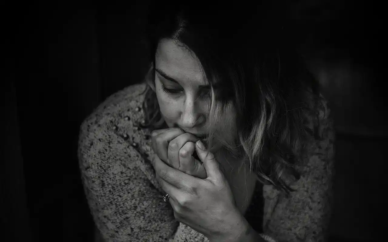 孤独伤心哭泣的女孩