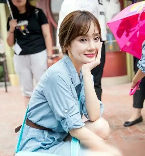 40岁李小璐素颜出镜,双眼皮太假脸又绷显老,网友直呼认不出