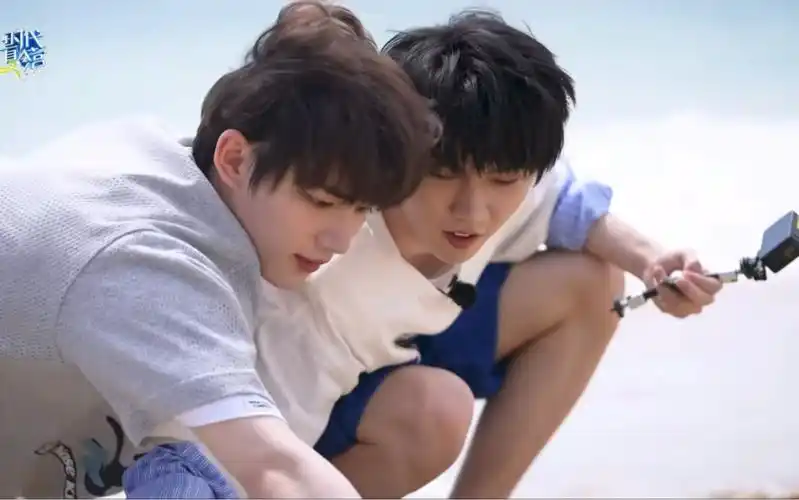 【祺鑫/风年】时代夏令营2 未播花絮07|在海边沙滩画画的养颜小情侣