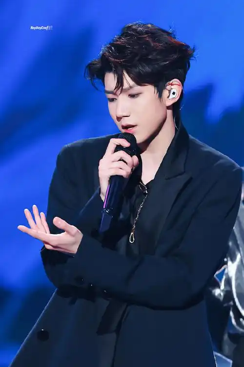 王源官宣加盟江苏卫视跨年##王源烟熏妆