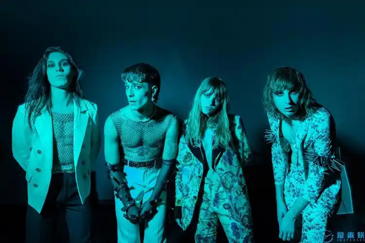 搭配朋克摇滚气质配饰的皮革与乳胶材质服装,饰马